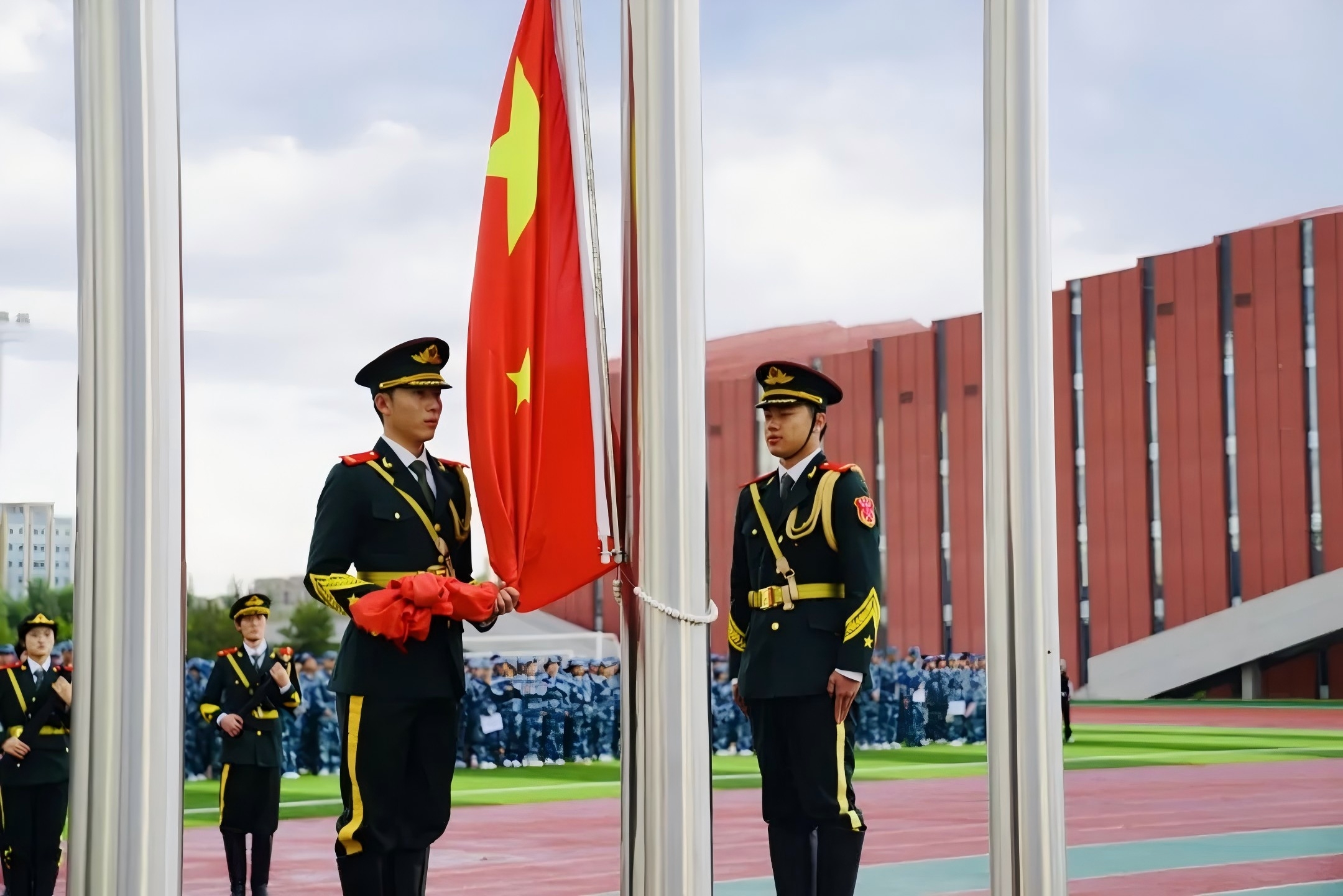 铭记历史 砥砺前行 | 我校举行2025年秋季学期“同升国旗 同唱...